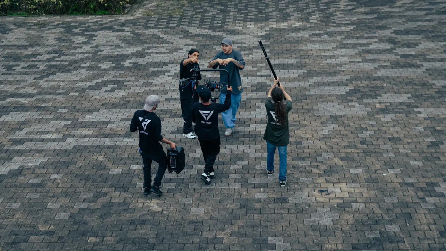 Jóvenes participando en una producción audiovisual comunitaria en Medellín